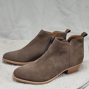 DOLCE VITA STYLE WESTA SUEDE ANKLE BOOTIES  COLOR TAUPE ZIPPERS LADIES 8.0 NWOB